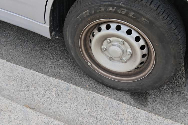 Used Wuling Yangguang 2024 300KM Comfort Version Passenger Van 75kW Right Front Wheel Hub