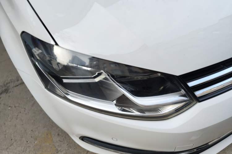 Used Volkswagen Polo 2014 1.4L Automatic Luxury Edition Right Front Headlight