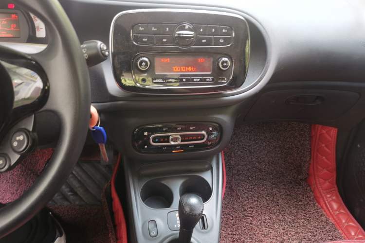 Used smart fortwo 2015 1.0L 52 kW hardtop Dynamic version
