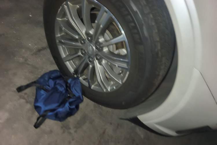 Used Cadillac XT5 2018 25T Luxury Model Right Front Wheel Hub