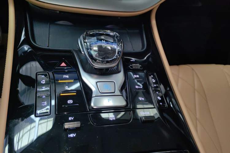 Used Denza D9 2024 DM-i 970 Luxury Model
