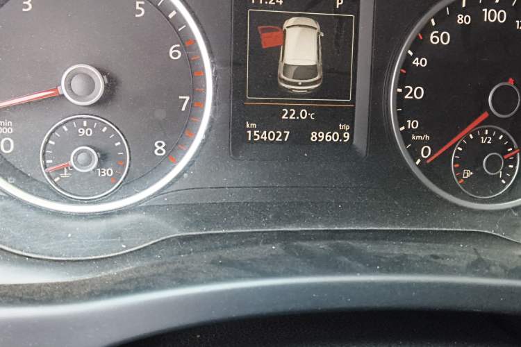 Used Volkswagen Tiguan 2015 2.0 TSI Automatic All-Wheel Drive Luxury Edition Odometer Close Up