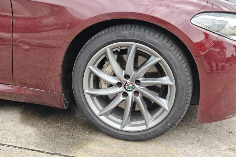 Used Alfa Romeo Giulia 2017 2.0T 280HP Luxury Edition Right Front Wheel Hub