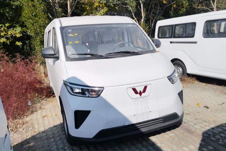 Used Wuling Yangguang 2024 300KM Comfort Version Passenger Van 75kW