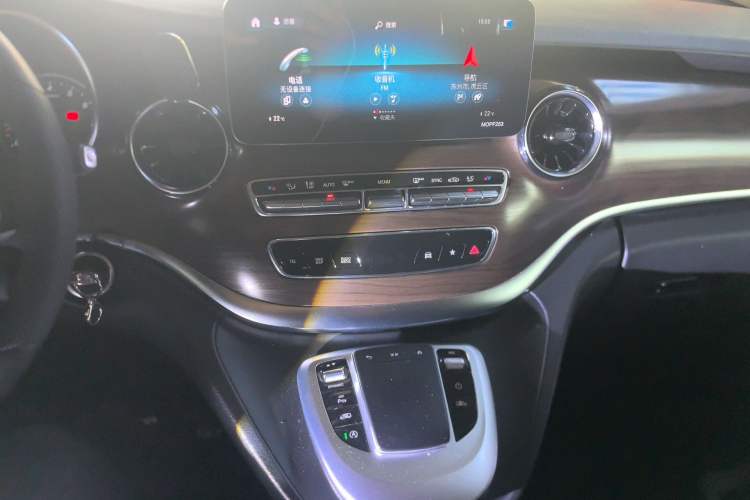 Used Mercedes-Benz V-Class 2020 V 260 Avantgarde Edition Audio And AC Panel