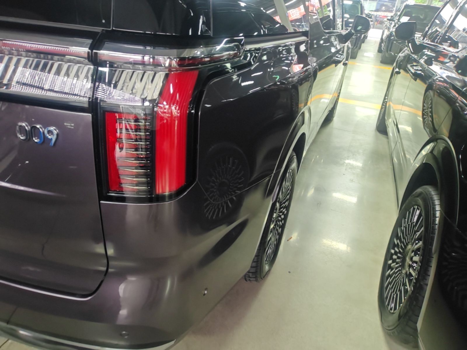 Zeekr 009 2024 7-Seater Walk-Through Version Four-Wheel Drive 108 kWh — снимка 9