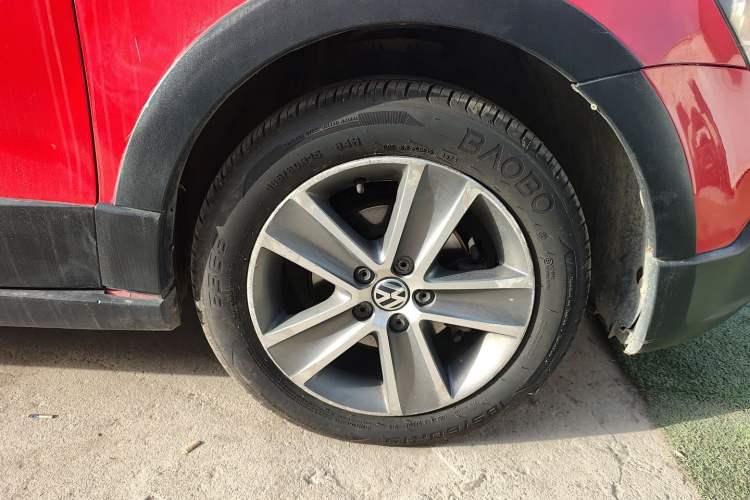 Used Volkswagen Polo 2012 1.6L Cross Polo Automatic Transmission Right Front Wheel Hub