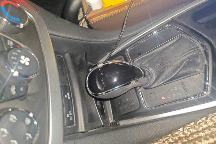 Used JMC Yusheng S350 2013 2.4T Automatic 2WD Diesel Luxury Edition 5 Seats