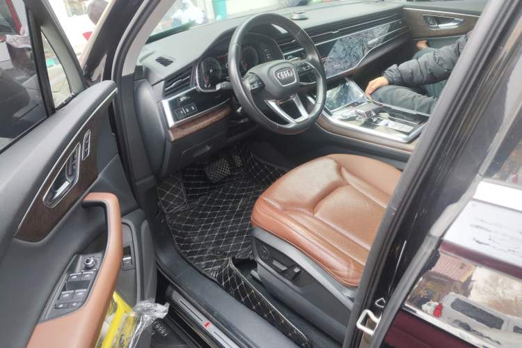 Used Audi Q7 2021 55 TFSI quattro S line Sport model
