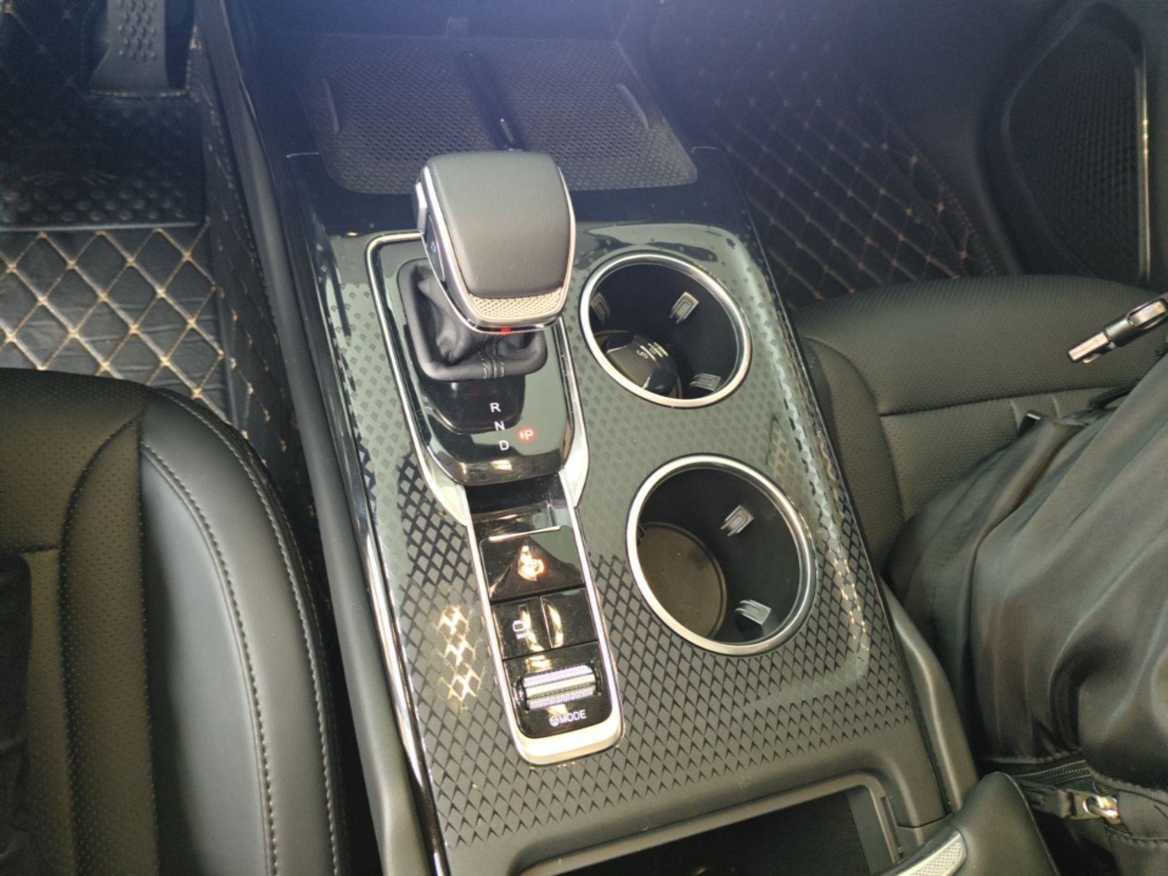 Hongqi HS3 PHEV 2024 PHEV 115km Jingwei Edition — снимка 16