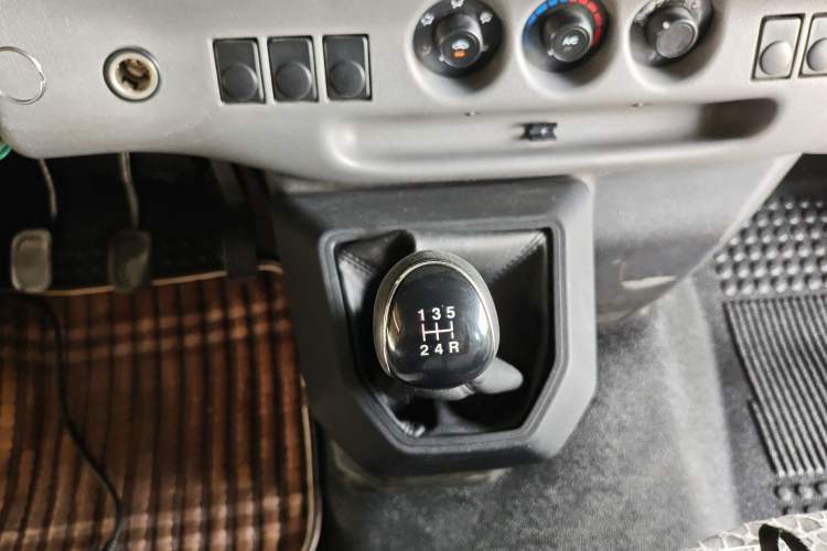 Used JMC Transit 2017 2.8T Commercial Version Short Wheelbase Mid-Roof 6/7/8-Seater JX493 Gear Lever