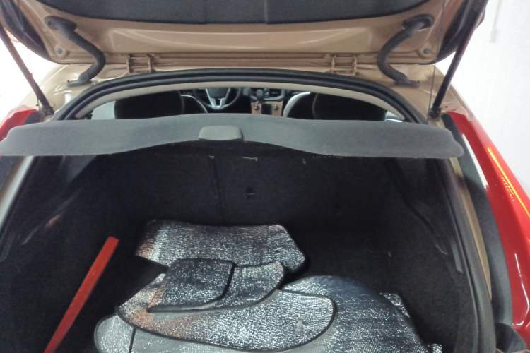 Used Volvo V40 2014 Cross Country 2.0T Zhiyi Edition Trunk