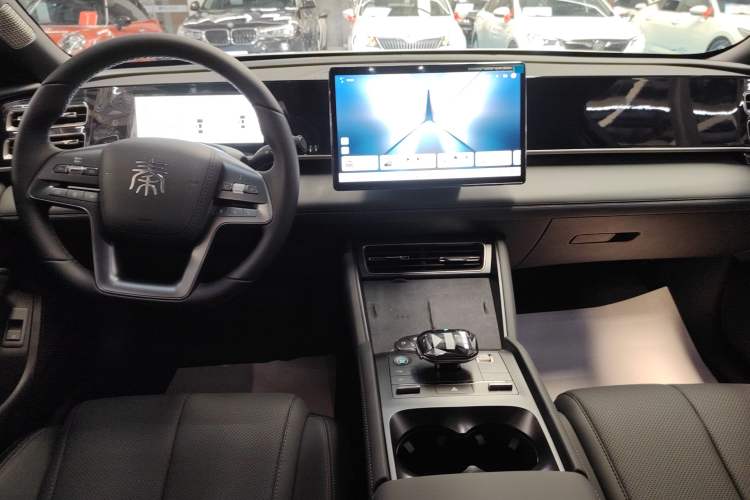 Used BYD Qin L 2025 DM-i Smart Drive 120KM Superior Model Audio And AC Panel