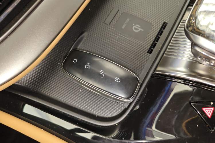 Used Denza D9 2024 DM-i 980 Four-Wheel Drive Prestige Model
