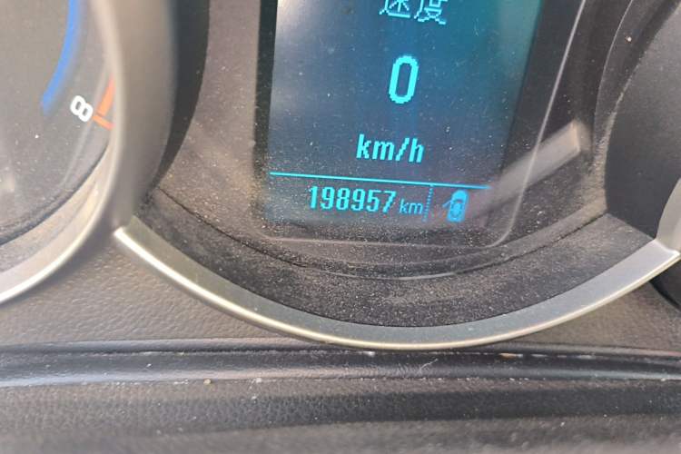 Used Chevrolet Cruze 2015 1.5L Classic SE MT Odometer Close Up