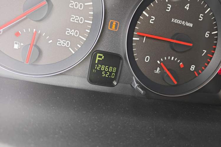 Used Volvo C30 2012 2.0L Aktiv Dynamic Package Edition Odometer Close Up