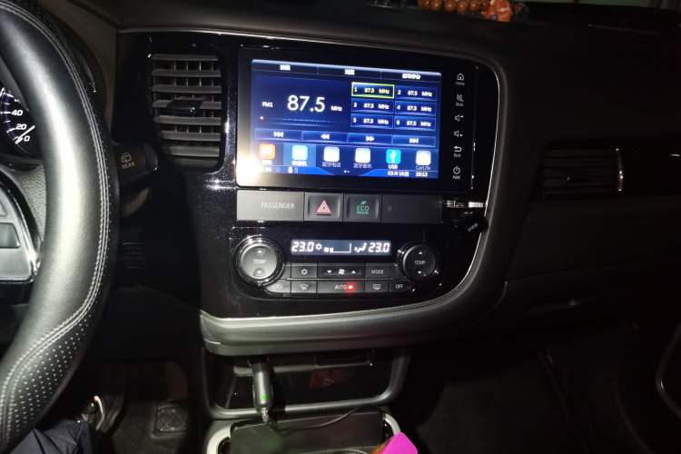 Used Mitsubishi Outlander 2019 2.0L Two-Wheel Drive Comfort Edition 7-Seater China VI Standard Audio And AC Panel