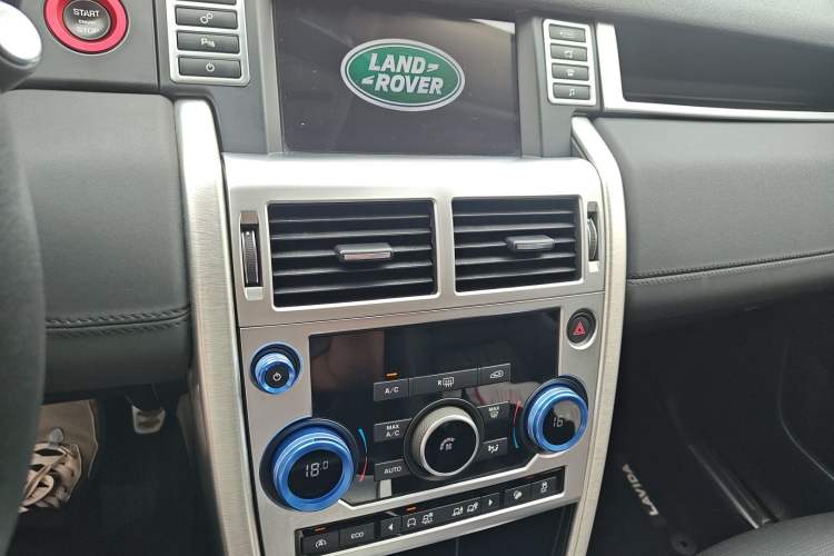 Used Land Rover Discovery Sport 2017 2.0T SE Audio And AC Panel