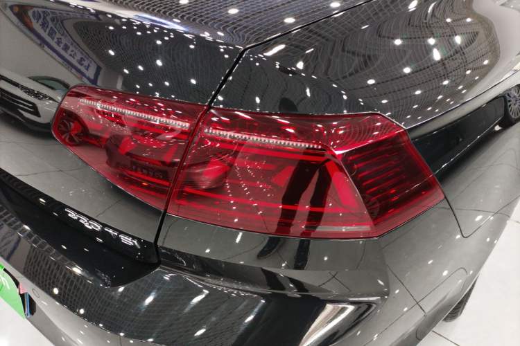 Used Volkswagen Magotan 2023 2 Million Units Limited Edition 330TSI DSG Leading Version Right Rear Taillight