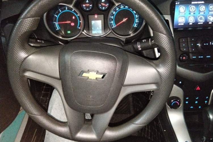 Used Chevrolet Cruze 2013 1.6L SE AT Steering Wheel