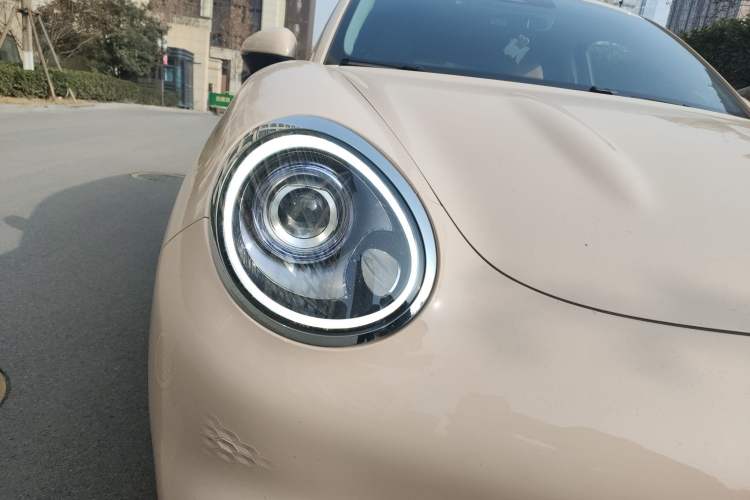 Used ORA Good Cat 2022 Morandi Edition 400km Standard Range Premium Version Lithium-Ion Battery Right Front Headlight