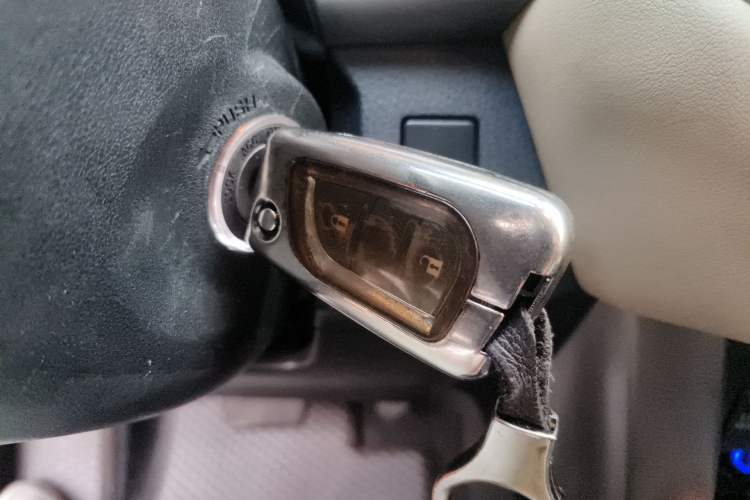 Used Toyota RAV4 2015 2.0L CVT Two-Wheel Drive Fashion Edition Vehicle Key