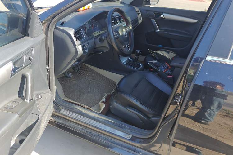 Used Volkswagen Lavida 2013 1.4 TSI Manual Luxury Edition Driver Seat