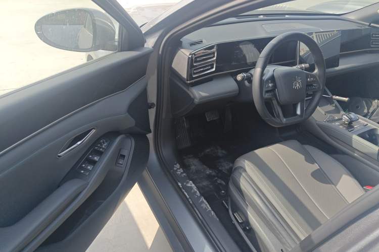 Used BYD Qin L 2025 DM-i Smart Drive 120KM Leading Model
