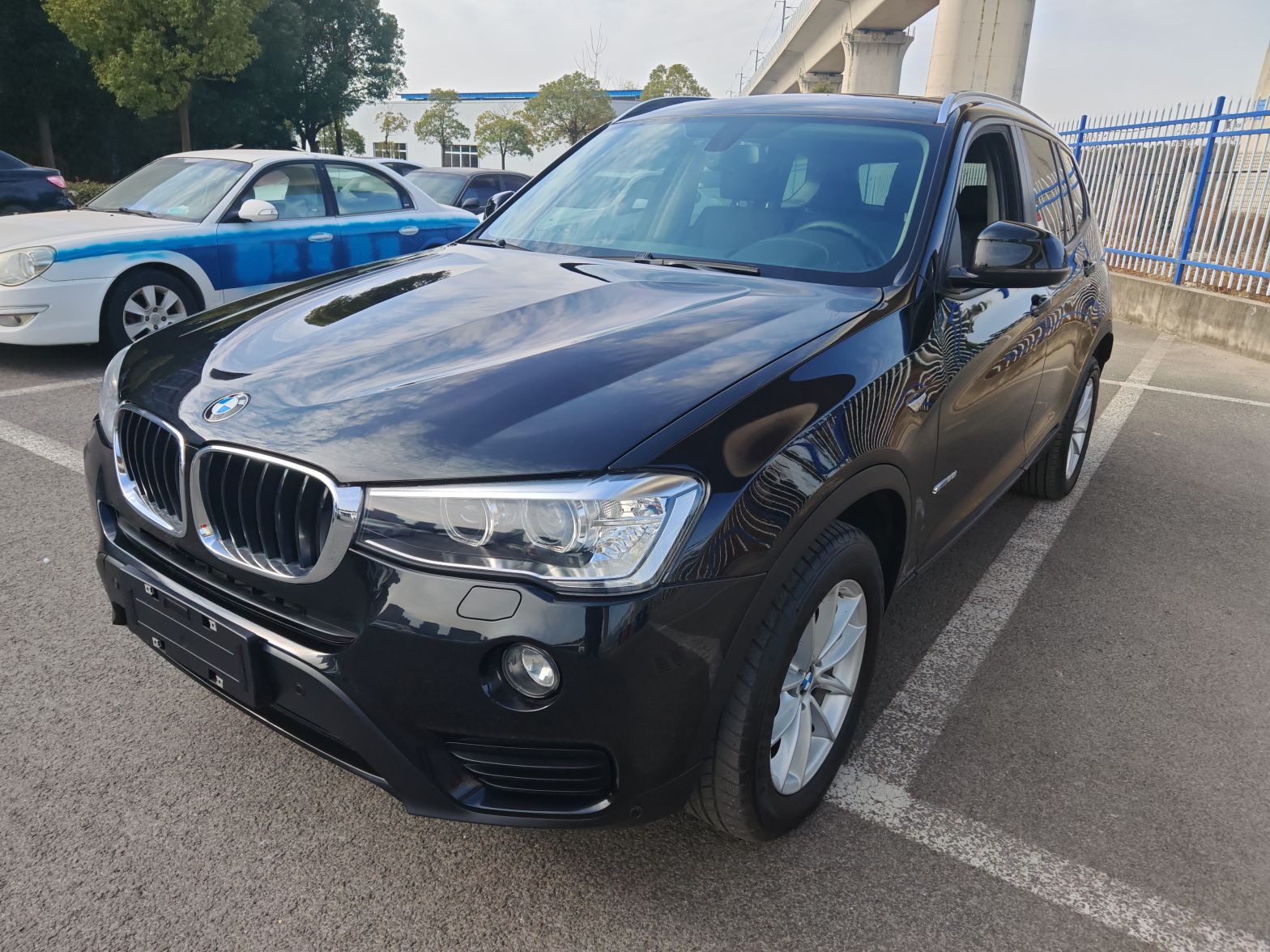 Под передней частью автомобиля