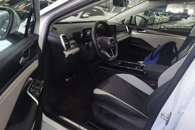 Used Volkswagen ID.6 CROZZ 2021 Long-Range PURE+ Edition Driver Seat