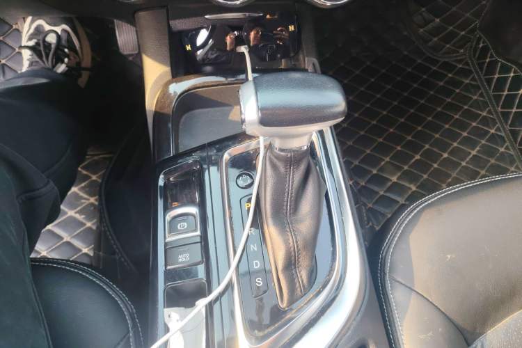 Used GAC Trumpchi GA6 2016 235T DCT Elite Edition Gear Lever
