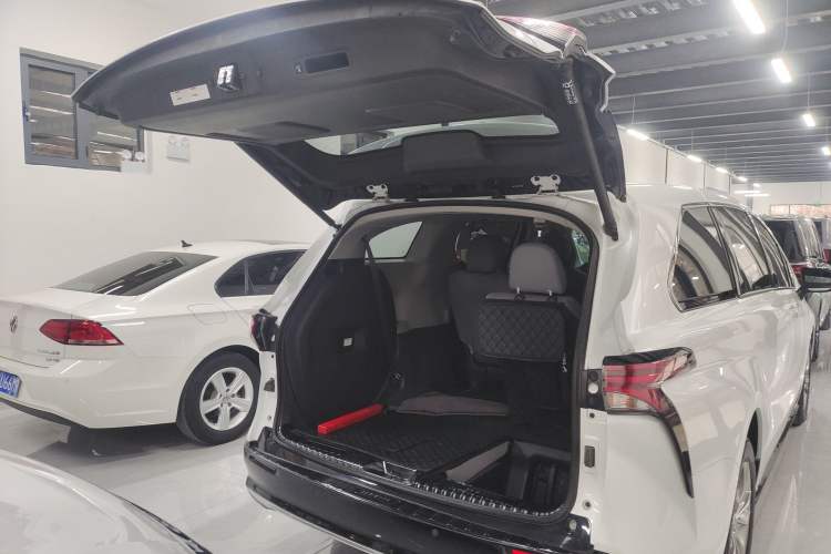 Used Toyota SIENNA 2023 2.5L Hybrid Luxury Edition Trunk