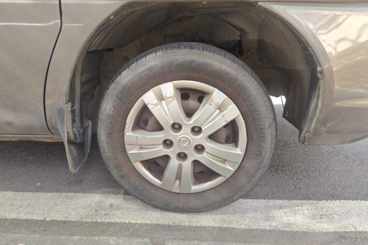 Used FORTHING Lingzhi 2016 V3 1.5L 7-Seater Comfort Model China V Standard Right Front Wheel Hub