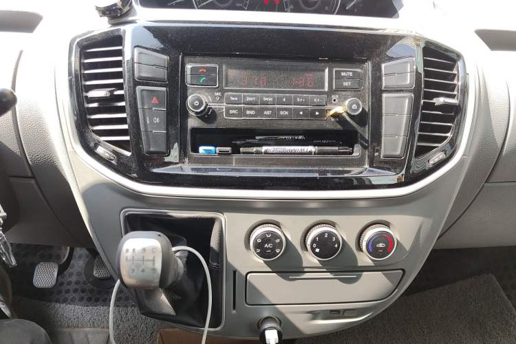 Used SAIC MAXUS Xintu V80 2019 2.5T Classic 6-Speed Manual Van Short Wheelbase Mid-Roof Design 2/3 Seats