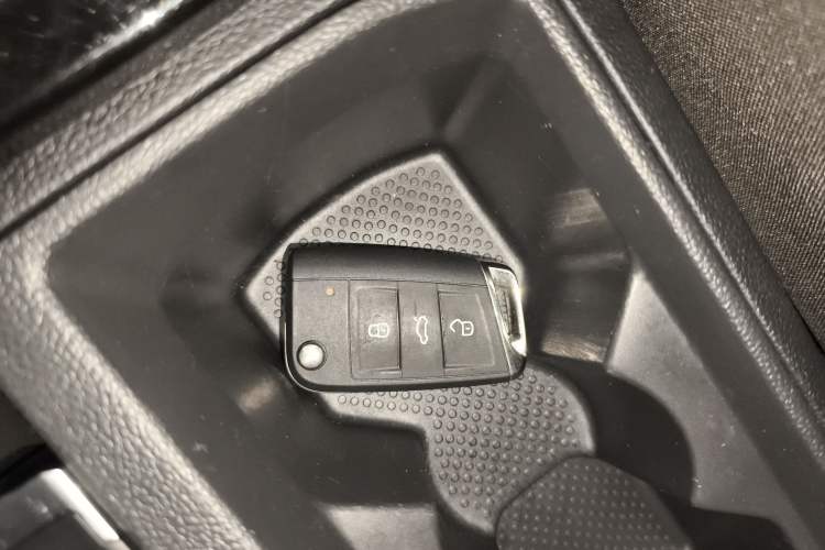 Used Volkswagen T-ROC 2022 280TSI DSG Two-Wheel Drive Elite PLUS Vehicle Key