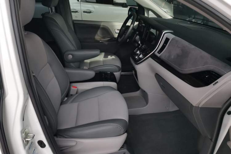 Used Toyota SIENNA 2018 3.5L Four-Wheel Drive LE Trim 7 Seats U.S. Specification
