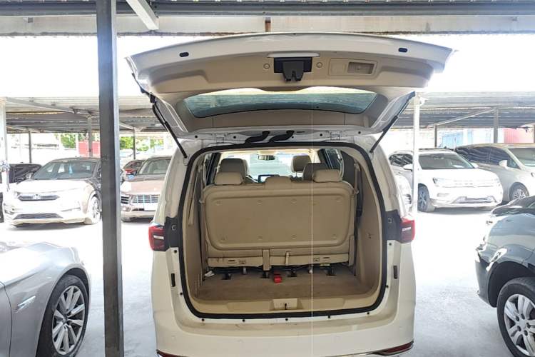Used Buick GL8 2023 Facelifted Land Cruiser Executive Luxury Version