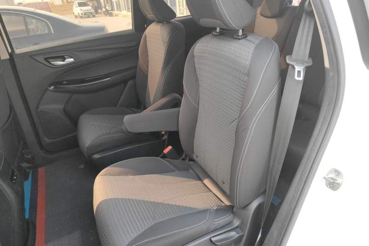 Used Baojun 730 2021 1.5L Manual Fashion Version 7 Seats Left Rear Seat