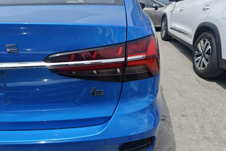 Used Roewe i5 2021 1.5L CVT Diamond Edition Right Rear Taillight