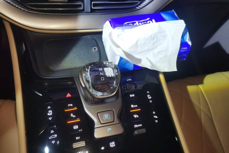 Used Denza D9 2022 DM-i 970 Four-Wheel Drive Flagship Model
