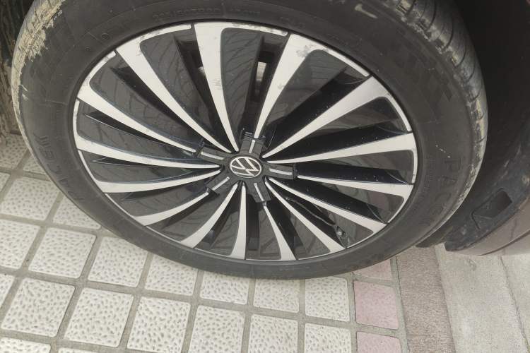 Used Volkswagen Viloran 2020 380TSI Prestige Edition Right Front Wheel Hub