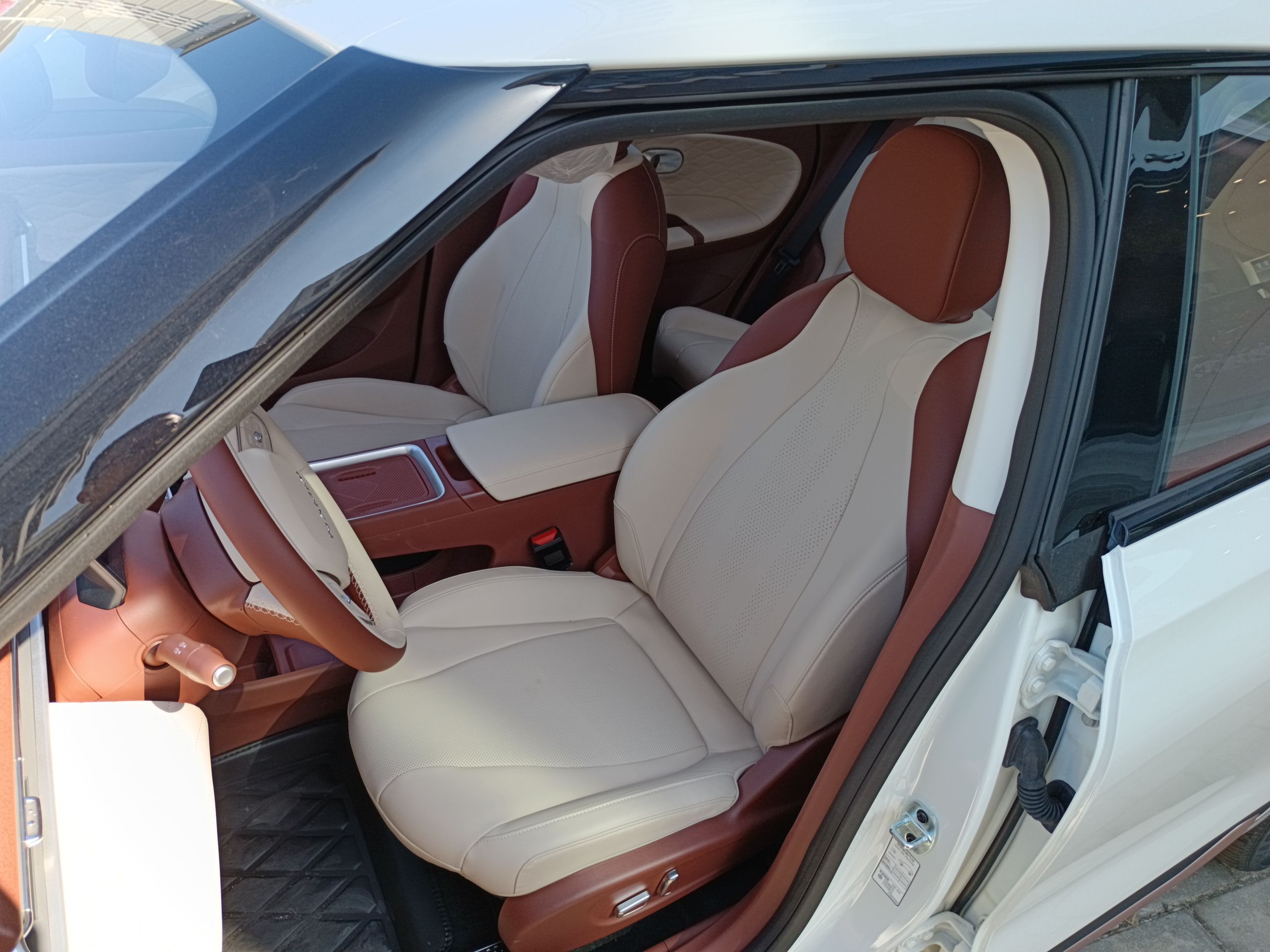 المقاعد الأمامية داخل السيارة