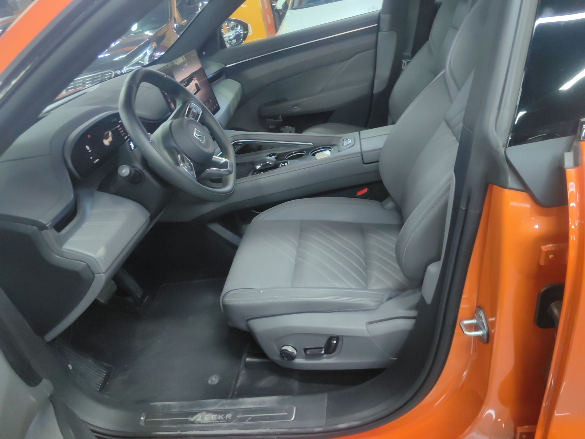 Переднее сиденье в автомобиле