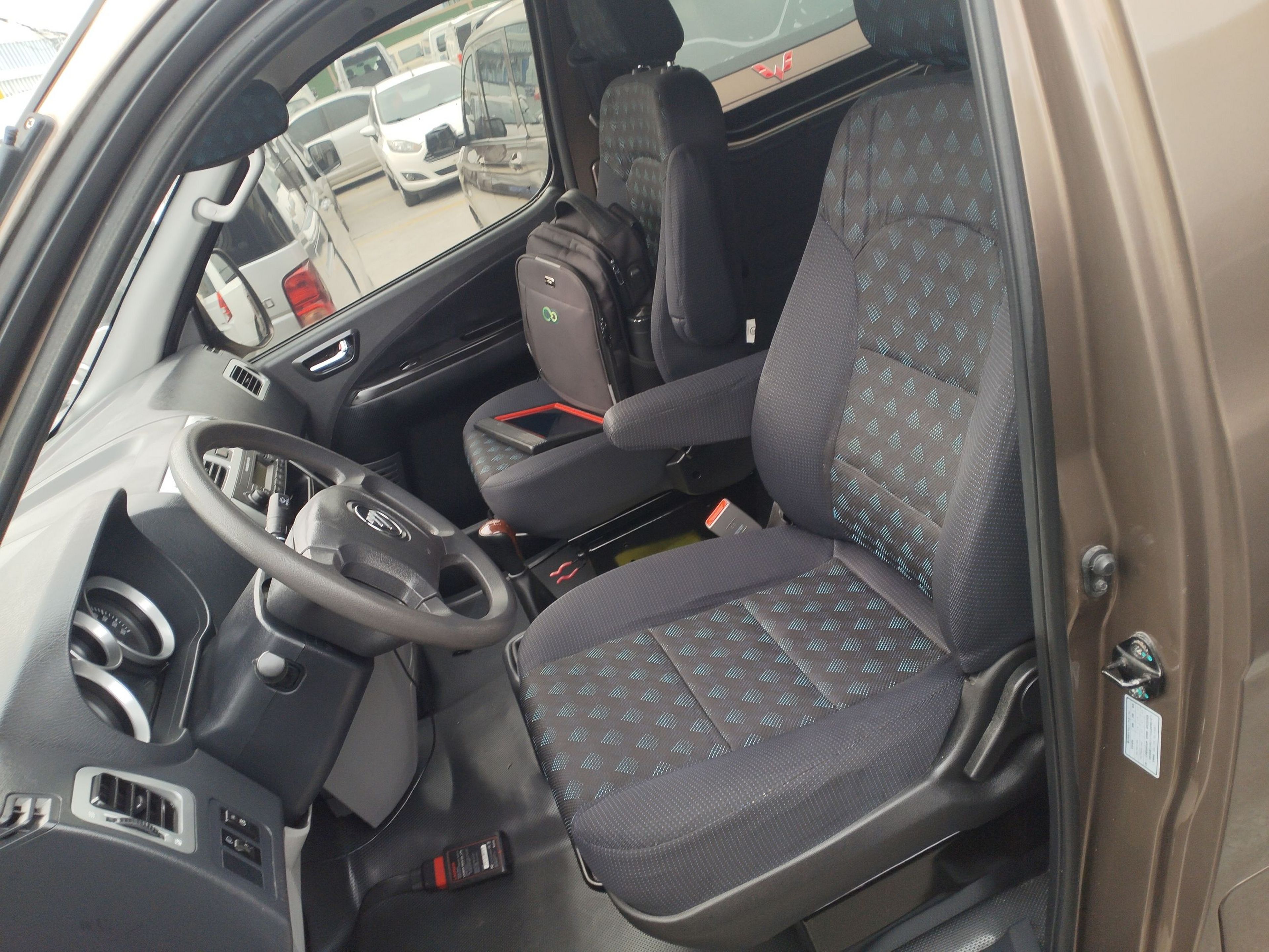 Переднее сиденье в автомобиле