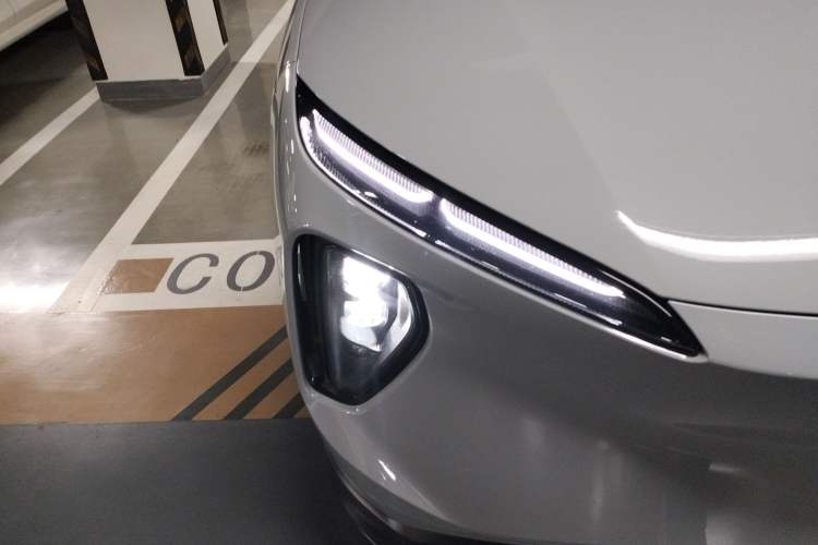 Used Nio ES6 2023 75 kWh Right Front Headlight