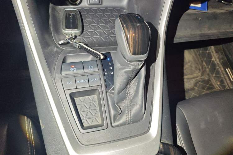 Used Toyota Wildlander 2020 2.0L CVT Two-Wheel Drive Luxury Edition Gear Lever