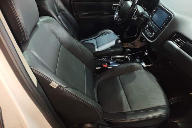 Used Mitsubishi Outlander 2018 2.4L 4x4 Luxury Edition 7-Seater Right Front Seat