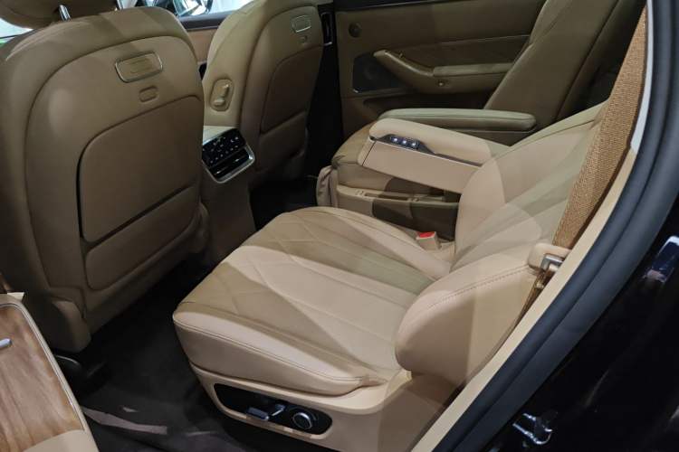 Used Hima AITO M8 2025 Extended-Range Ultra Version 53.4 kWh 6-Seater Edition Left Rear Seat