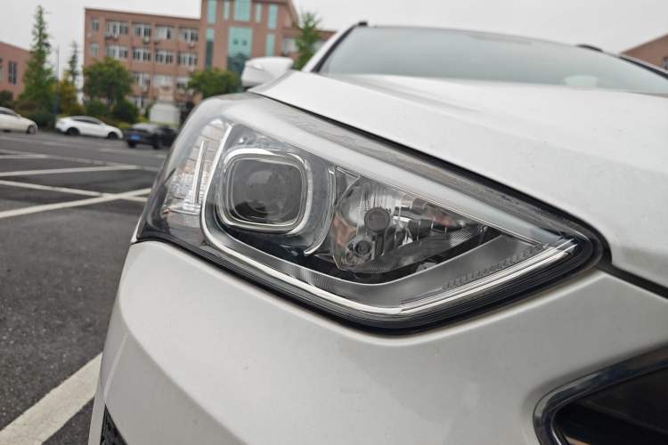 Used Hyundai Santa Fe 2013 2.4L Automatic Two-Wheel Drive Smart Version Right Front Headlight