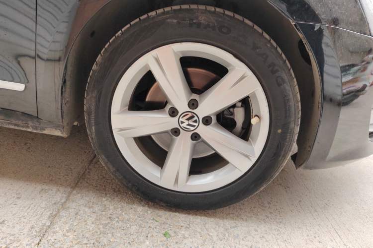 Used Volkswagen Passat 2013 1.8TSI DSG Prestige Edition Right Front Wheel Hub
